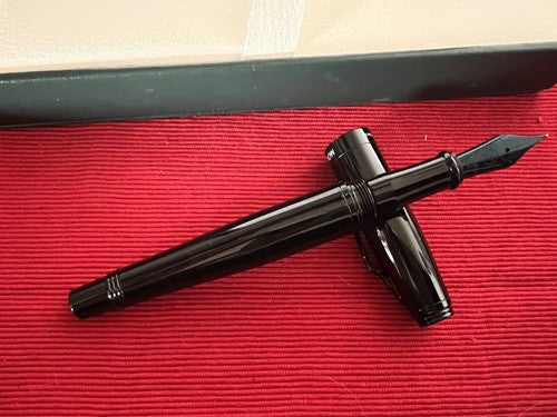🔴 MONTEVERDE penna stilografica lacca nera Invincia pennino M scrive come nuova