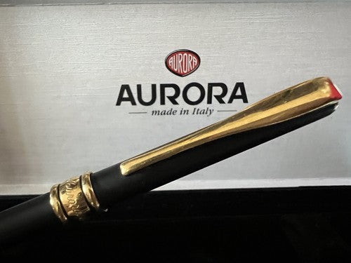 Aurora Stylo-Plume Sphère Magellano Noire Profils Doré Écrit Parfaitement Et