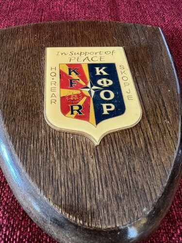 🔴 MILITARY CREST wooden shield KFOR KOSOVO of PACE numbered vintage 
