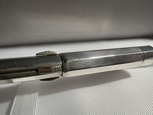 🔴 Druckbleistift, 4-farbig, mit guillochiertem Vintage-Muster und Schnappverschluss 