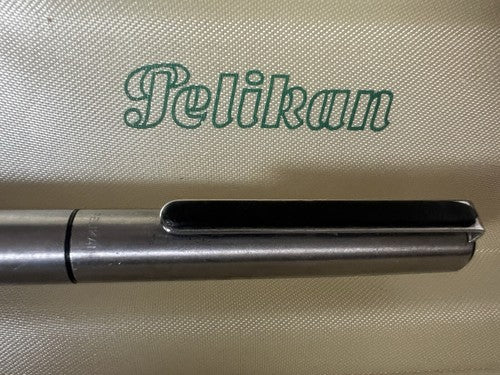 🔴 PELIKAN Chrom-Füllfederhalter mit schwarzem Clip und Tintenpatrone schreibt im Vintage-Stil 