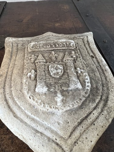 Boucliers A Croix de Craie Relief pour Ville, Casali Mural Qualité Vintage