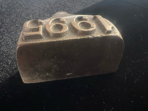 🔴 1995 SOLID BRASS three-dimensional vintage desk saddle paperweight 