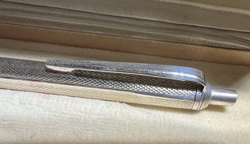 🔴 BIARG Kugelschreiber, Korpus aus 800er Sterlingsilber mit Guilloche-Muster, in Vintage-Box 