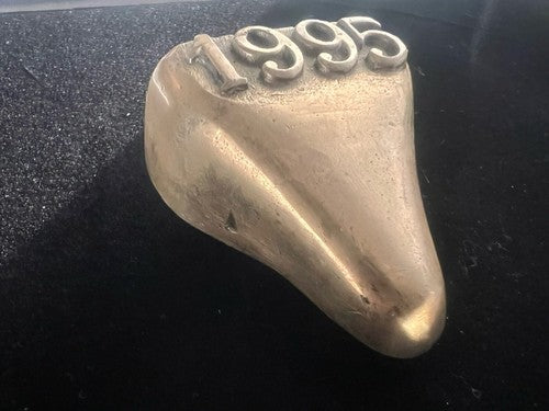 🔴 1995 SOLID BRASS three-dimensional vintage desk saddle paperweight 