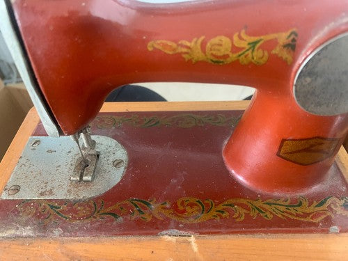 🔴 Originale russische Handkurbel-Nähmaschine mit Holzsockel, 27 cm breit, Vintage 