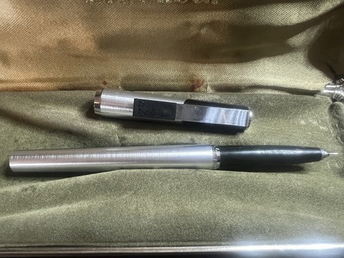 🔴 PENTEL Excalibur Chrom-Rollerball-Stift mit Federmäppchen 