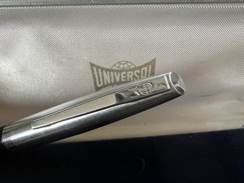 Universal Stylo-Plume Stylo à Plume Or A Piston, geschrieben im 50. Jahr des Jahres 