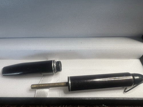 Racler Kugelschreibergummi für Radiergummi, Bleistift in Haarspray mit Vintage-Kleiderhaken aus den 1950er Jahren 