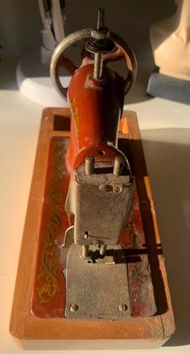 🔴 Originale russische Handkurbel-Nähmaschine mit Holzsockel, 27 cm breit, Vintage 