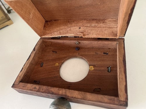 🔴 Orologio sveglia ARTIGIANALE da tavolo legno SCOLPITO E DIPINTO MANO vintage