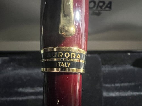 Aurora Stylo-Plume Sphère Ipsilon Rouge Bordeaux Profils Or Écrit Avec Trousse 