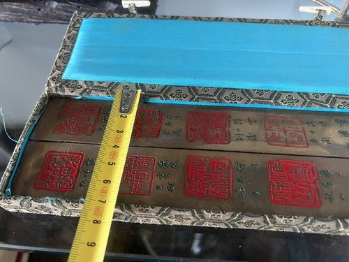 Calendrier Chinois Laiton Avec Gravure Relief Couleurs Vert-Rouge Box Vintage