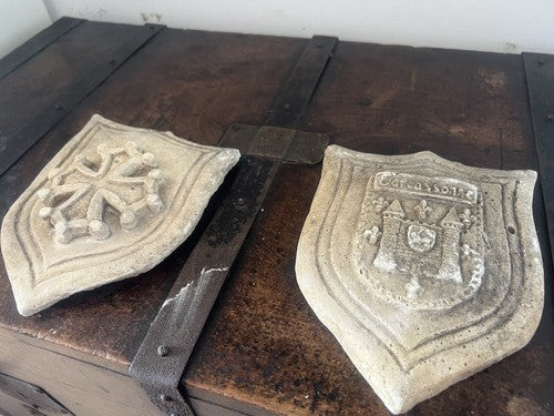 Boucliers A Croix de Craie Relief pour Ville, Casali Mural Qualité Vintage