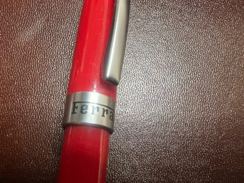 Ferrari Stylo-Plume Sphère Rouge avec Logo Cheval Cabré Écrit Avec Trousse