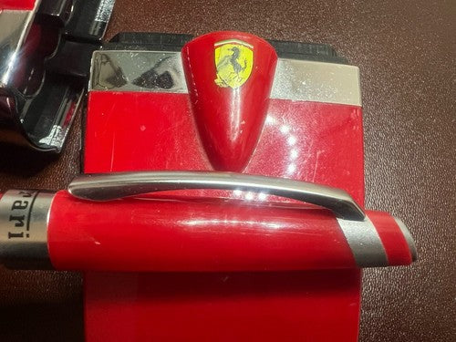 Ferrari Stylo-Plume Sphère Rouge avec Logo Cheval Cabré Écrit Avec Trousse