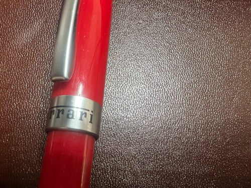 Ferrari Stylo-Plume Sphère Rouge avec Logo Cheval Cabré Écrit Avec Trousse