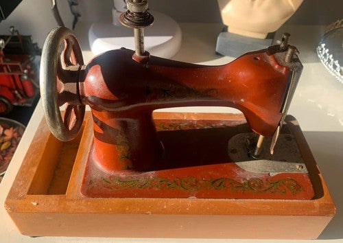 🔴 Originale russische Handkurbel-Nähmaschine mit Holzsockel, 27 cm breit, Vintage 