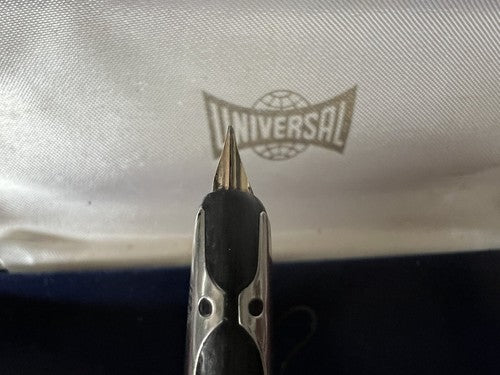 Universal Stylo-Plume Stylo à Plume Or A Piston, geschrieben im 50. Jahr des Jahres 