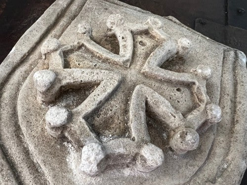 Boucliers A Croix de Craie Relief pour Ville, Casali Mural Qualité Vintage