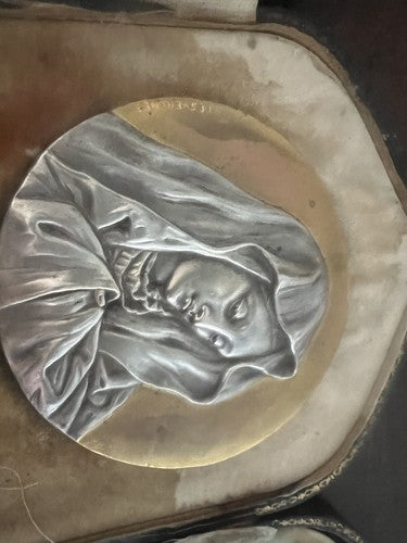 🔴 DESVERGNES Madonna medaglione metallo cesellato RILIEVO base di pelle vintage