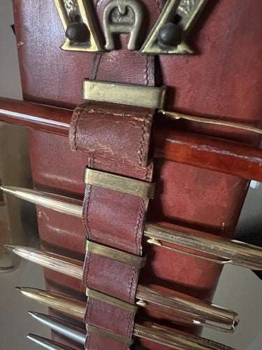 🔴 ETIENNE AIGNER Vintage-Stifthalter aus Leder zur Wandmontage 