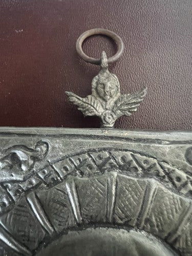 🔴 Madonna mit Kind, heilige Ikone, gemeißeltes Metall, bemalter Holzsockel, Vintage 