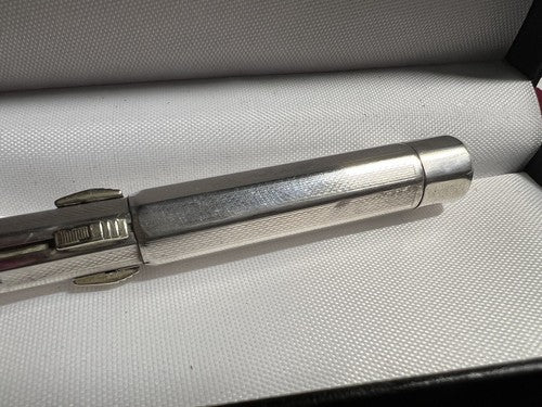 🔴 Druckbleistift, 4-farbig, mit guillochiertem Vintage-Muster und Schnappverschluss 