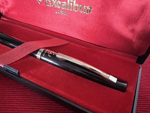 PENTEL Bolígrafo Roller Excalibur Laca Negra Con Instrucciones Y Estuche