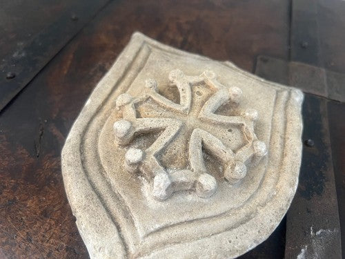 Boucliers A Croix de Craie Relief pour Ville, Casali Mural Qualité Vintage