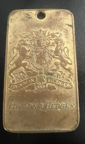🔴 BENSON & HEDGES lingotto in metallo pieno dorato a rilievo con foro, vintage