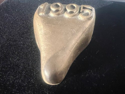 Briefbeschwerer, 1995, Messing, massiv, dimensional, Sattelform, Tisch, Schreibtisch, Vintage 