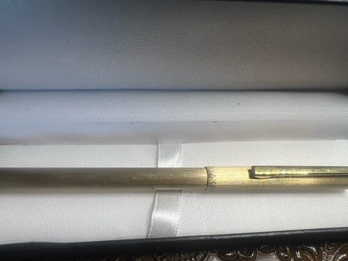 🔴 KARNAK 50 Kugelschreiber in Satin-Gold mit glänzenden Kanten, schreibt im Vintage-Stil 