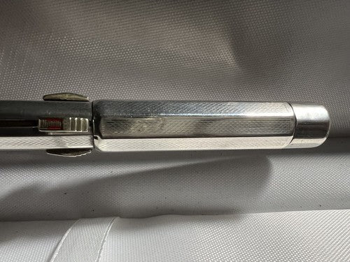 🔴 Druckbleistift, 4-farbig, mit guillochiertem Vintage-Muster und Schnappverschluss 