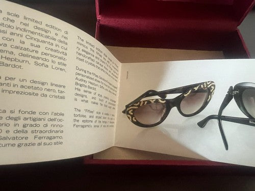 Salvatore Ferragamo Brillenetui aus rotem Stoff 