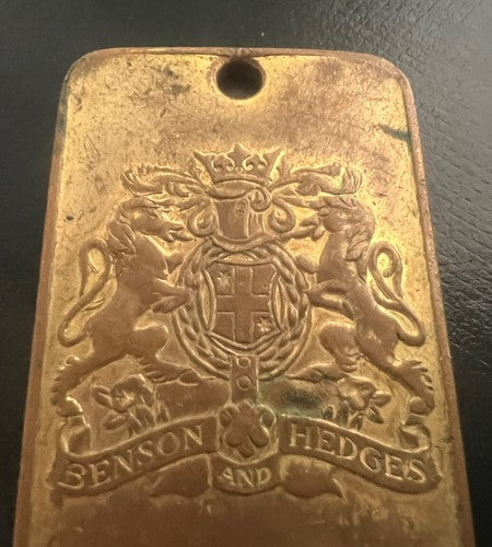 🔴 BENSON & HEDGES lingotto in metallo pieno dorato a rilievo con foro, vintage