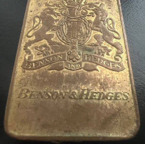 🔴 BENSON & HEDGES lingotto in metallo pieno dorato a rilievo con foro, vintage