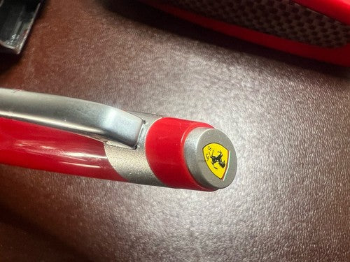 Ferrari Stylo-Plume Sphère Rouge avec Logo Cheval Cabré Écrit Avec Trousse