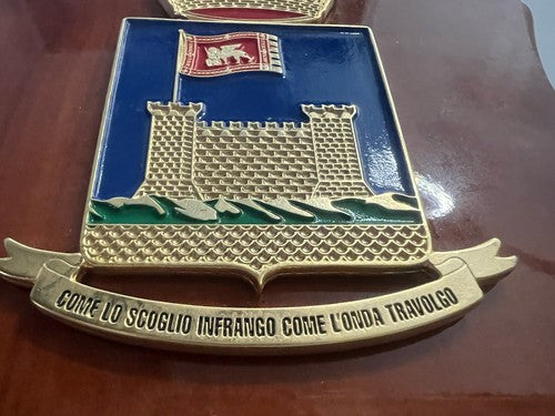 🔴 Wappen WIE DER FELSEN BRECHE ICH DIE WELLE ICH ÜBERWÄLTIGE Holzschild Emaille H 15