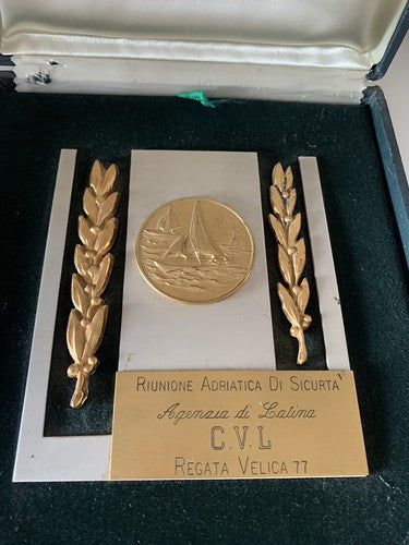 Panonceau Avec Médaille Regata Surface de Voile 1977 Réunion Adriatique De