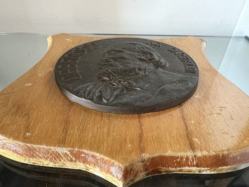 🔴 Große Bronzemedaille mit dem Wappen der Garibaldi auf originalem Holzschild: ICH GEHORCHE