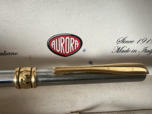 🔴 AURORA Magellan Chrom-Kugelschreiber mit Werbebox in Goldprofilen A 