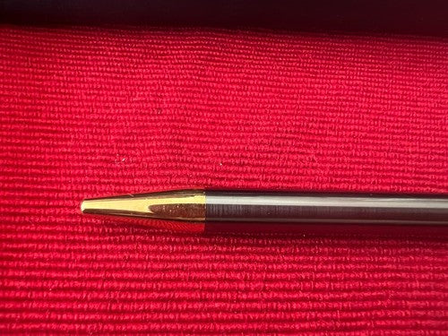 🔴 AURORA Magellan Kugelschreiber, gunmetal-goldene Form, schreibt im D-Gehäuse 