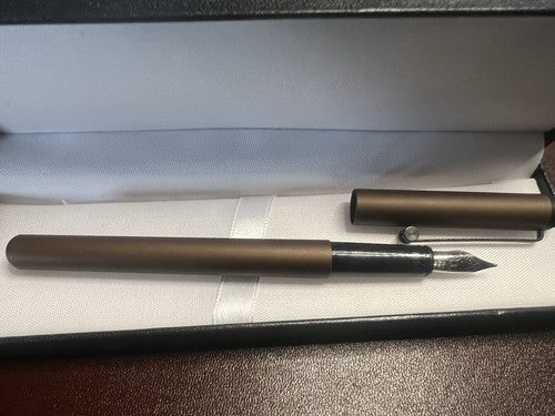 Tout L’Attirail Stylo-Plume Stylo à Plume Laque Marron à Cartouche Iridium M