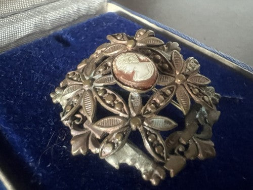 🔴 Vintage 3x3,5cm große, ziselierte Kamee-Blumenbrosche für Jacke oder Schal 