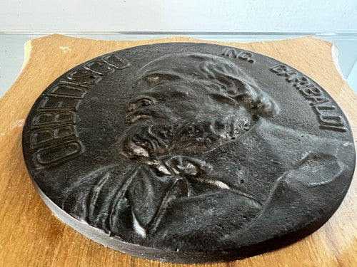 🔴 Große Bronzemedaille mit dem Wappen der Garibaldi auf originalem Holzschild: ICH GEHORCHE