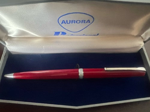 🔴 Der AURORA RED Kugelschreiber mit Einzugsmechanismus schreibt in einem Vintage-Etui 