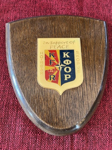 🔴 MILITARY CREST wooden shield KFOR KOSOVO of PACE numbered vintage 