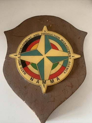 🔴 CREST militare NATO DEVELOPMENT MANAGEMENT AGENCY NAMMA scudo legno