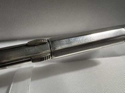 🔴 Druckbleistift, 4-farbig, mit guillochiertem Vintage-Muster und Schnappverschluss 